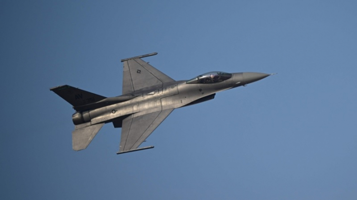 US fighter jet crashes, pilot narrowly escapes