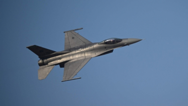 US fighter jet crashes, pilot narrowly escapes