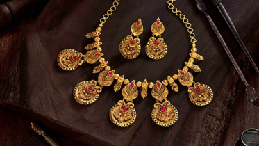 Gold prices hit record high in global market, reason revealed