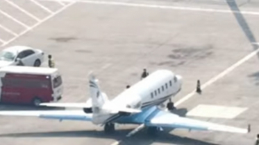 Air ambulance carrying Hadi arrives in Singapore