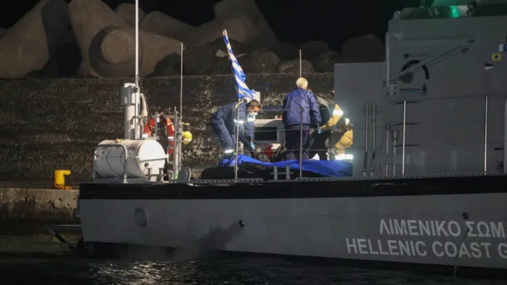 17 migrants found dead in boat off Greek coast