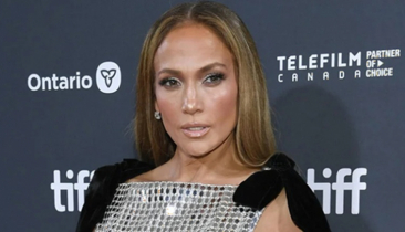 Jennifer treats fans with new music live show