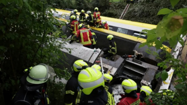 Train derails killing at least 3 people in Germany