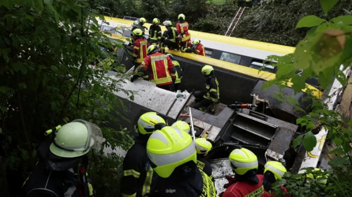 Train derails killing at least 3 people in Germany
