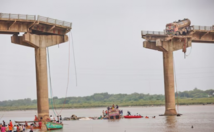 9 killed after bridge collapses in India’s Gujarat 9 killed after bridge collapses in India’s Gujarat