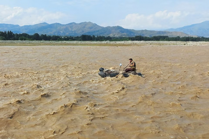 9 dead as floodwaters sweep away children, relatives in Pakistan 9 dead as floodwaters sweep away children, relatives in Pakistan