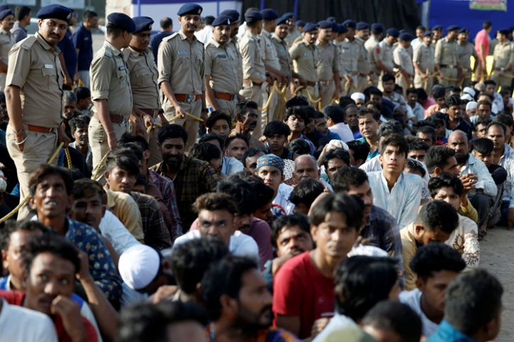 India illegally deporting Muslim citizens at gunpoint to Bangladesh, say rights groups India illegally deporting Muslim citizens at gunpoint to Bangladesh, say rights groups