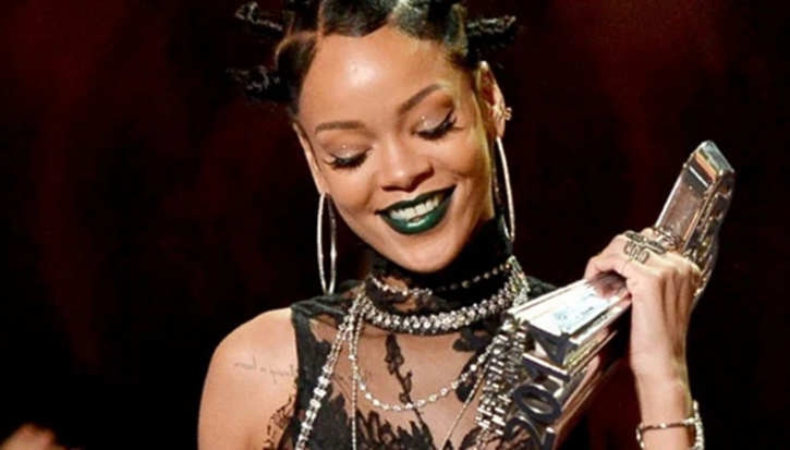 Rihanna gets ’big deal’ award Rihanna gets ’big deal’ award