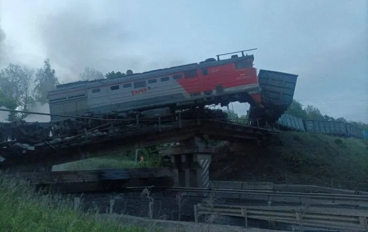 Bridges collapse in Russia bordering Ukraine, killing 7 Bridges collapse in Russia bordering Ukraine, killing 7