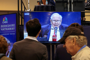 Warren Buffett Makes Surprise Exit