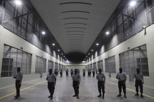 At Least 50 Legal Migrants Deported to El Salvador Jail