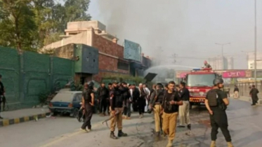 Policeman killed, 2 injured in blast at Peshawar police station Policeman killed, 2 injured in blast at Peshawar police station