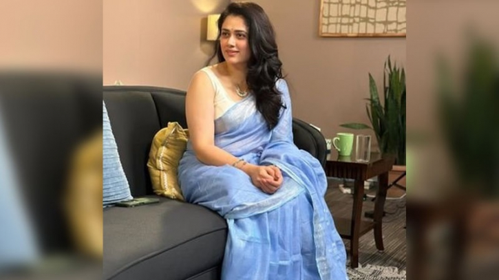 Netizens’ new crush, who is this woman wearing a blue saree