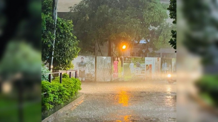 বিকালেই নেমে এলো সন্ধ্যা, রাজধানীতে মুষলধারে বৃষ্টি