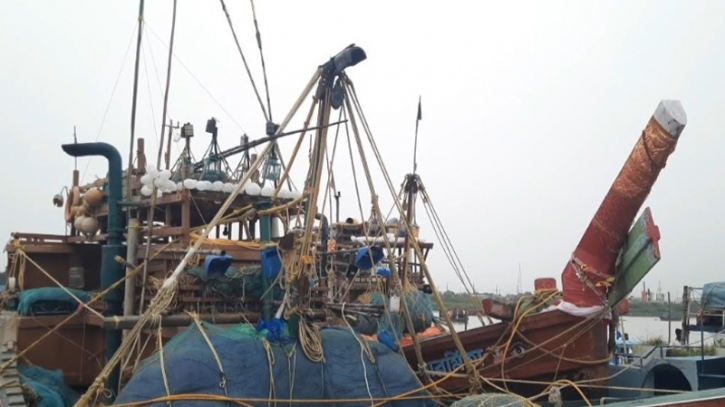Navy arrests 14 Indian fishermen along with trawler from Bay of Bengal Navy arrests 14 Indian fishermen along with trawler from Bay of Bengal