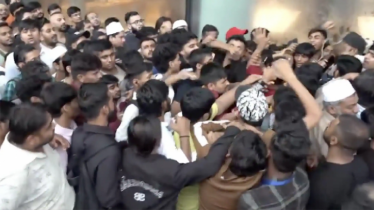 Hustle and fight in front of the store over buying iPhone 17