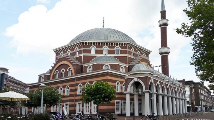 Blood-stained ‘hate letters’ sent to 9 mosques in the Netherlands