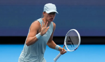 Swiatek into Cincinnati semis after Rybakina injury