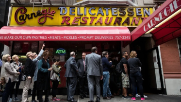 Carnegie Deli teases possible return to Manhattan after closing