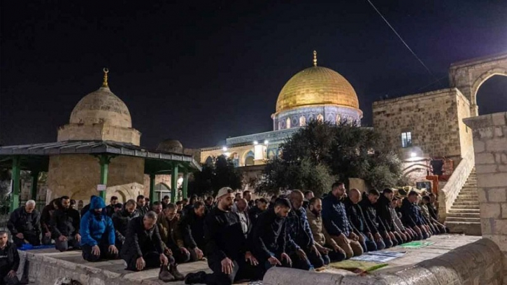 50,000 Palestinians perform Tarawih prayers at Al-Aqsa Mosque