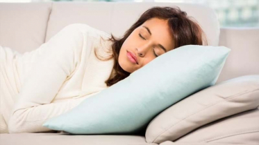 Is it beneficial or harmful to sleep after eating lunch?