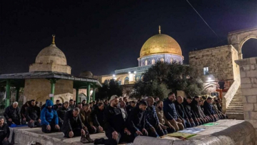 50,000 Palestinians perform Tarawih prayers at Al-Aqsa Mosque