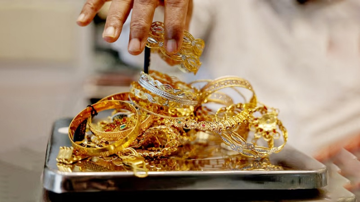 Gold prices fall in global markets