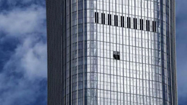Plane crashes into Beijing skyscraper