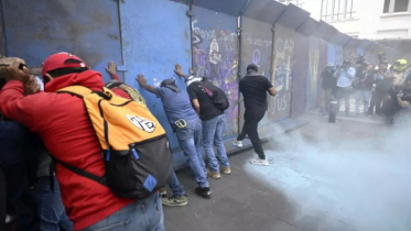 Police fire tear gas at teachers’ protest in Mexico 10 days