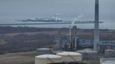 Iran closes Strait of Hormuz Gas prices in Europe exceed $700 Iran closes Strait of Hormuz Gas prices in Europe exceed $700