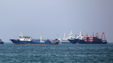 Hundreds of ships stuck in Strait of Hormuz