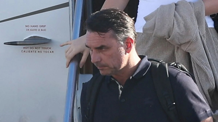 Flávio Bolsonaro flees to the US and declares himself the ‘leader