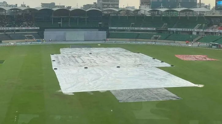 Play halted due to poor light and subsequent rain
