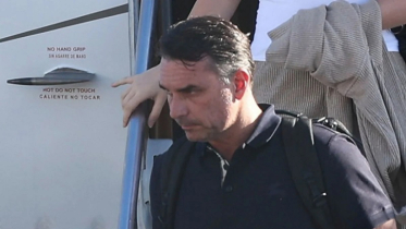 Flávio Bolsonaro flees to the US and declares himself the ‘leader