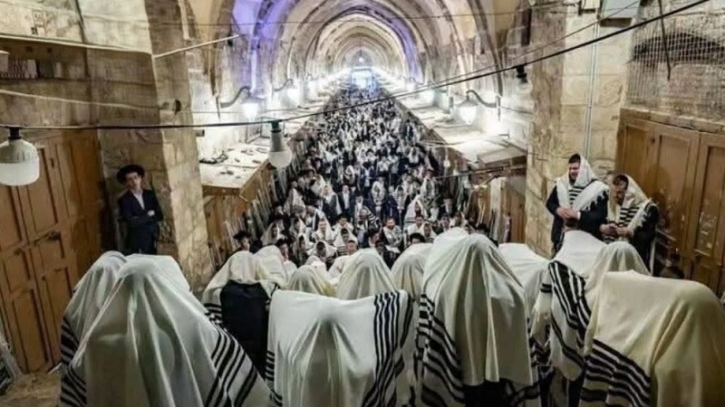 1,500 Jews enter Al-Aqsa with the help of the army