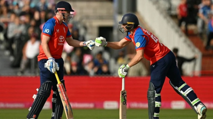 England whitewash Sri Lanka to return to top