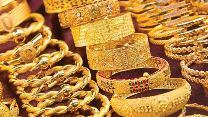 Gold prices fall in global market