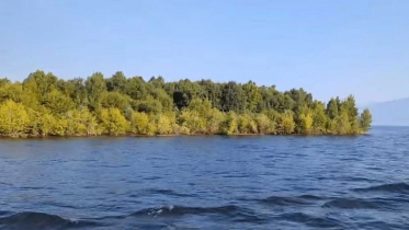 Mysterious island floats in Canadian lake