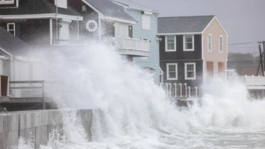 Powerful storms batter US, leaving 130,000 people without power