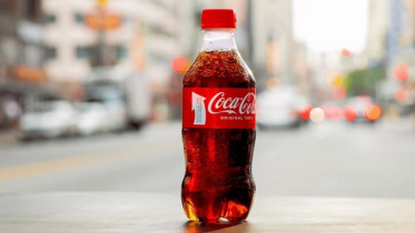Consumers complain about dirt in bottled Coca-Cola, demand ban Consumers complain about dirt in bottled Coca-Cola, demand ban