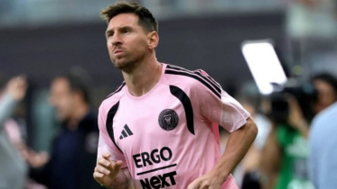 Messi is making his first appearance on the field, bidding farewell to Argentina